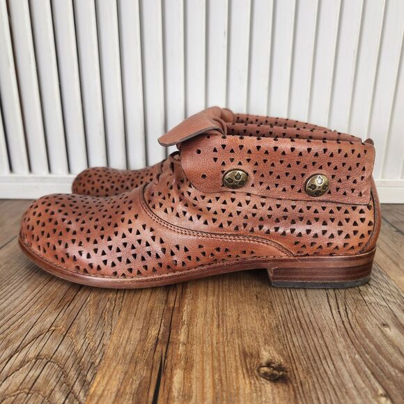 Patricia Nash Sabrina Womens Size 7 Brown Perforated Genuine Leather Ankle Boots - Picture 3 of 9